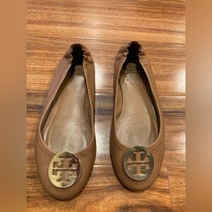 Tory Burch Tan Gold Leather Ballet Flats with Metal Logo Accent SZ8M